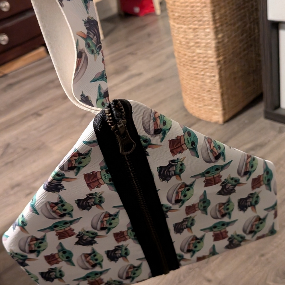 Baby Yoda Patterned Pouch - Picture 2 of 3